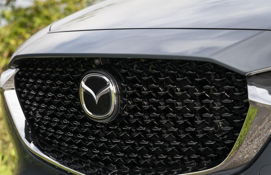 Логотип Mazda CX-30 Skyactiv-G 2019 года  (UK) (фото 28 из 93)